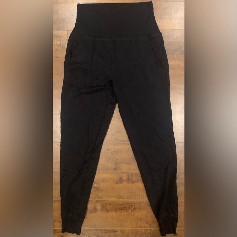 M black Beyond Yoga joggers